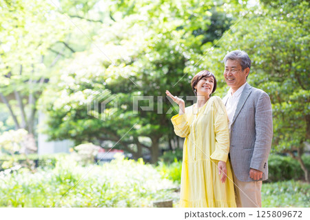 老年夫婦享受新鮮的綠葉，夫婦，中年，約會，散步 125809672