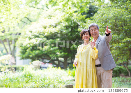 老年夫婦享受新鮮的綠葉，夫婦，中年，約會，散步 125809675