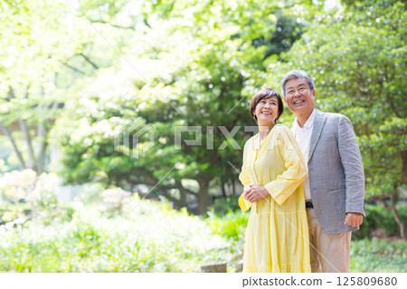 老年夫婦享受新鮮的綠葉，夫婦，中年，約會，散步 125809680