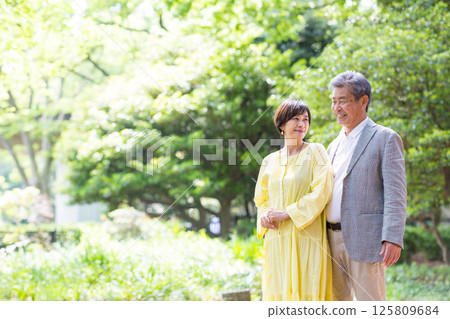 老年夫婦享受新鮮的綠葉,夫婦,中年,約會,散步 老年夫婦享受新鮮的綠葉,夫婦,中年,約會,散步 125809684