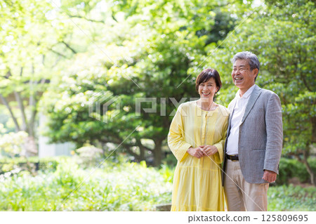 老年夫婦享受新鮮的綠葉,夫婦,中年,約會,散步 老年夫婦享受新鮮的綠葉,夫婦,中年,約會,散步 125809695
