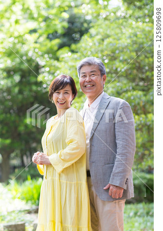 老年夫婦享受新鮮的綠葉，夫婦，中年，約會，散步 125809698