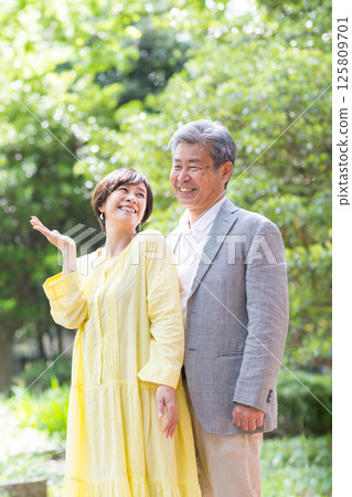 老年夫婦享受新鮮的綠葉，夫婦，中年，約會，散步 125809701