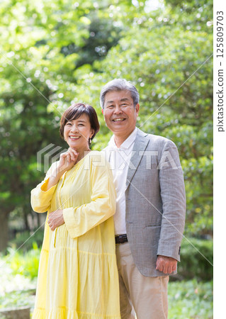 老年夫婦享受新鮮的綠葉，夫婦，中年，約會，散步 125809703