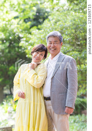 老年夫婦享受新鮮的綠葉，夫婦，中年，約會，散步 125809715