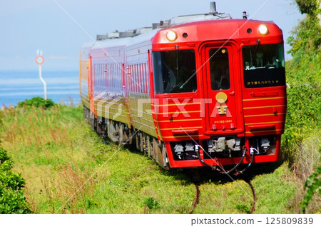 伊予灘物語：沿著海岸線行駛的觀光列車 125809839