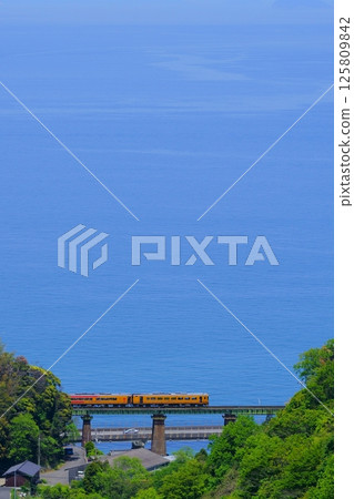 A tale of the spectacular views of the Yosan Line and the Iyonada Sea 125809842