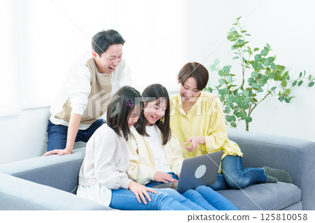 家庭在客廳使用個人電腦 家庭在客廳使用個人電腦 125810058