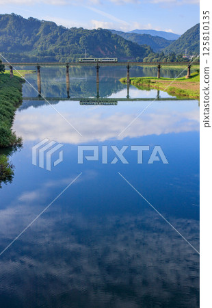 藍天白雲下穿越錦州湖的北上線 125810135