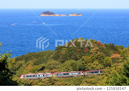 高德線的快速列車穿越艱難的大阪山口，背景是播磨海 125810147
