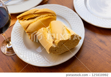 Freshly baked sliced bread Freshly baked sliced bread 125810992