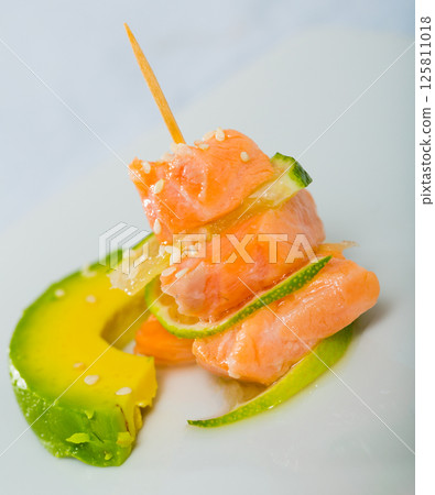 Salmon ceviche with lime and avocado 125811018