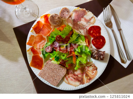 Plate with a delicious Catalan salad. 125811024