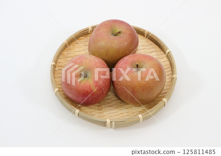 Freshly harvested red apples 125811485