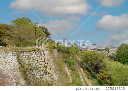 東之丸石牆俯瞰明石天文科學館和明石城市景觀 125812813
