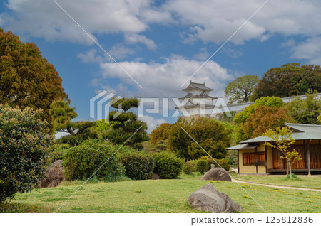 武藏野花園中的茶室景觀，背景是君櫓塔 125812836