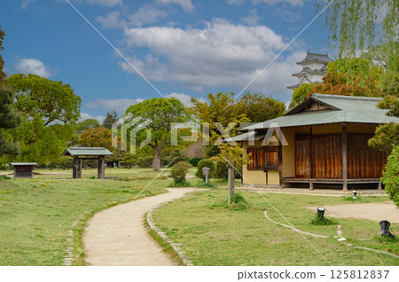 從明石公園的武藏庭園眺望茶室和辰巳櫓 125812837