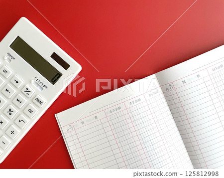 白色計算器和現金簿 125812998