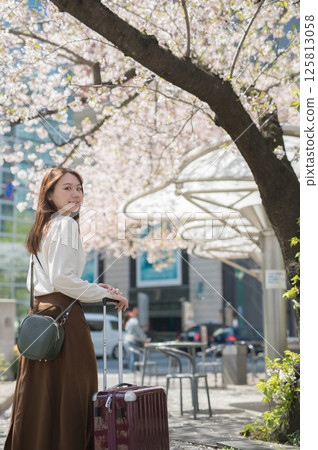 Woman traveling during cherry blossom season 125813058