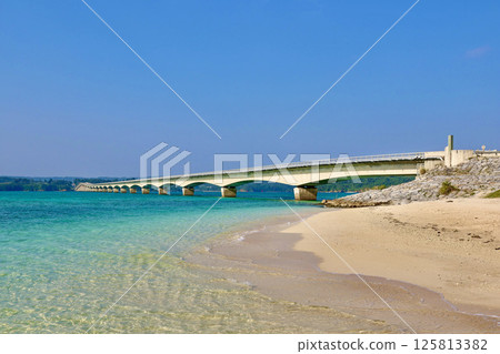 古宇利大橋和古宇利海灘(沖繩縣今歸仁村) 古宇利大橋和古宇利海灘(沖繩縣今歸仁村) 125813382