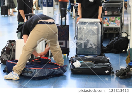 外國遊客在機場出發大廳收拾行李 125813413