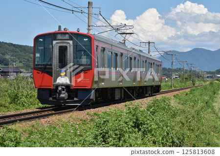 行駛於北信濃線的信濃鐵道SR1-300系列列車 行駛於北信濃線的信濃鐵道SR1-300系列列車 125813608