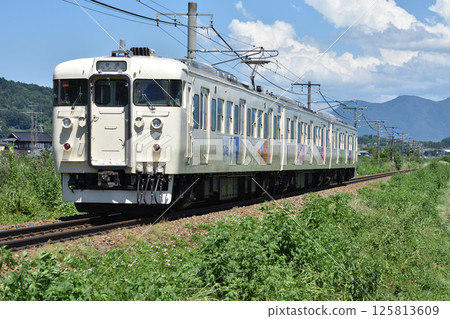 Shinano Railway 115 series running on the Kita-Shinano Line Shinano Railway 115 series running on the Kita-Shinano Line 125813609
