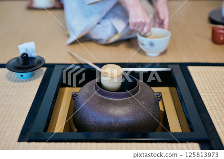 A woman demonstrating tea ceremony 125813973