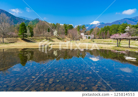 Mount Jonen reflected in the water at the National Alps Azumino Park in Nagano Prefecture 125814553