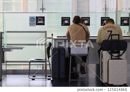 赴日外國遊客在羽田機場國際大廳等待出發 125814868