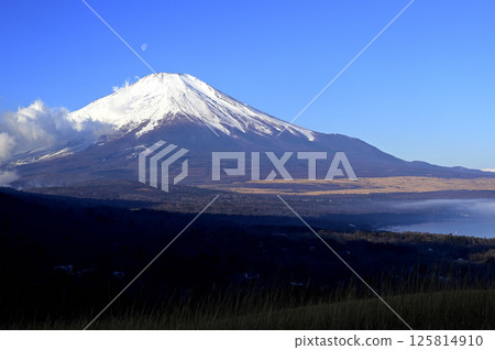 Dawn over Mt. Fuji in February (Location: Yamanakako Village, near Myojinyama Panorama Deck) Dawn over Mt. Fuji in February (Location: Yamanakako Village, near Myojinyama Panorama Deck) 125814910
