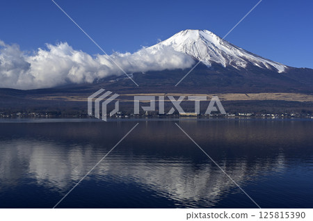 二月清晨的富士山(拍攝地點:長池濱水公園附近的山中湖) 二月清晨的富士山(拍攝地點:長池濱水公園附近的山中湖) 125815390
