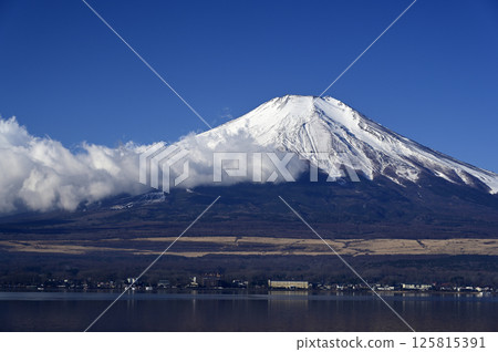 二月清晨的富士山（拍攝地點：長池濱水公園附近的山中湖） 125815391