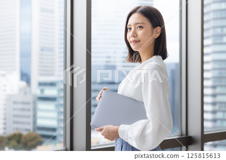 Business woman with laptop 125815613