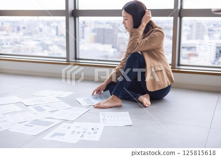 認為通過看材料的女商人 125815618