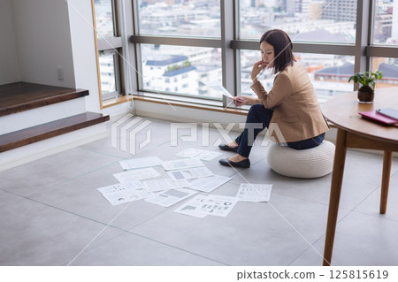 認為通過看材料的女商人 125815619