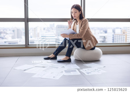 認為通過看材料的女商人 125815620