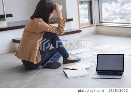 Think businesswoman 125815622