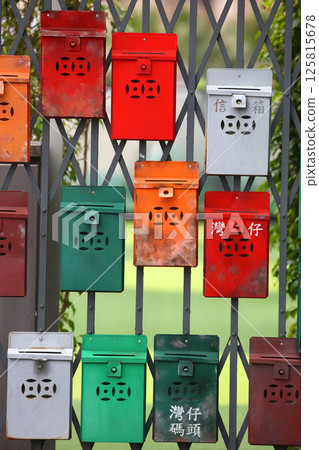 典型的香港郵箱稱為“信箱”,在香港公寓裡經常見到。 典型的香港郵箱稱為“信箱”,在香港公寓裡經常見到。 125815678