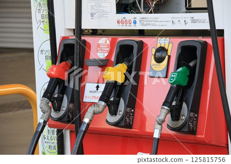 加油站的灌裝噴嘴 125815756