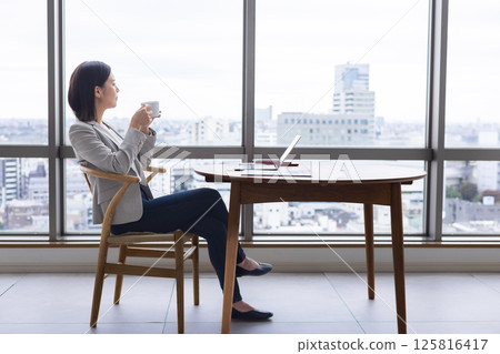 在辦公室喝咖啡的女商人 在辦公室喝咖啡的女商人 125816417