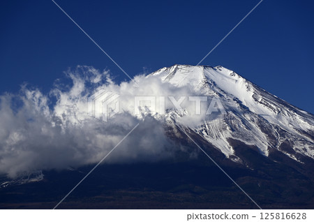 Mount Fuji in the morning in February (Photo taken at Lake Yamanaka, near Nagaike Waterfront Park) 125816628