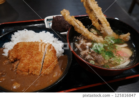 日本料理：豬排咖哩和牛蒡天婦羅烏龍麵 125816847