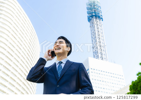 Business people talking on smartphones in the city Business people talking on smartphones in the city 125817299