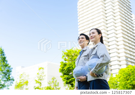 一群男女工程師站在綠色城市 125817307