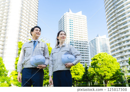 一群男女工程師站在綠色城市 125817308