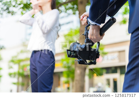 男攝影師用萬向架相機拍攝女模特兒 125817317