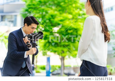 男攝影師用萬向架相機拍攝女模特兒 男攝影師用萬向架相機拍攝女模特兒 125817318
