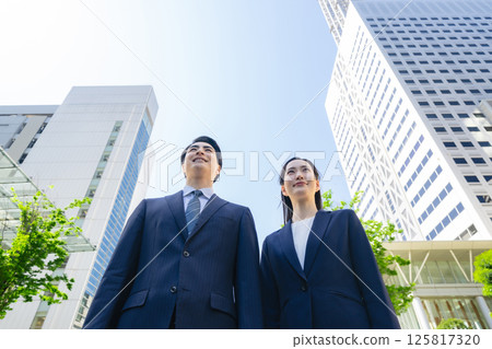 一群商務人士站在綠樹成蔭的城市的側面視圖 125817320