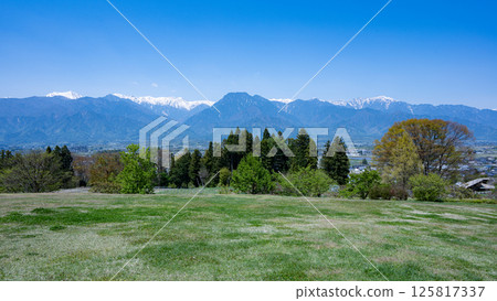 Snow-capped Northern Alps and fresh green grasslands in Azumino, Nagano Prefecture Snow-capped Northern Alps and fresh green grasslands in Azumino, Nagano Prefecture 125817337